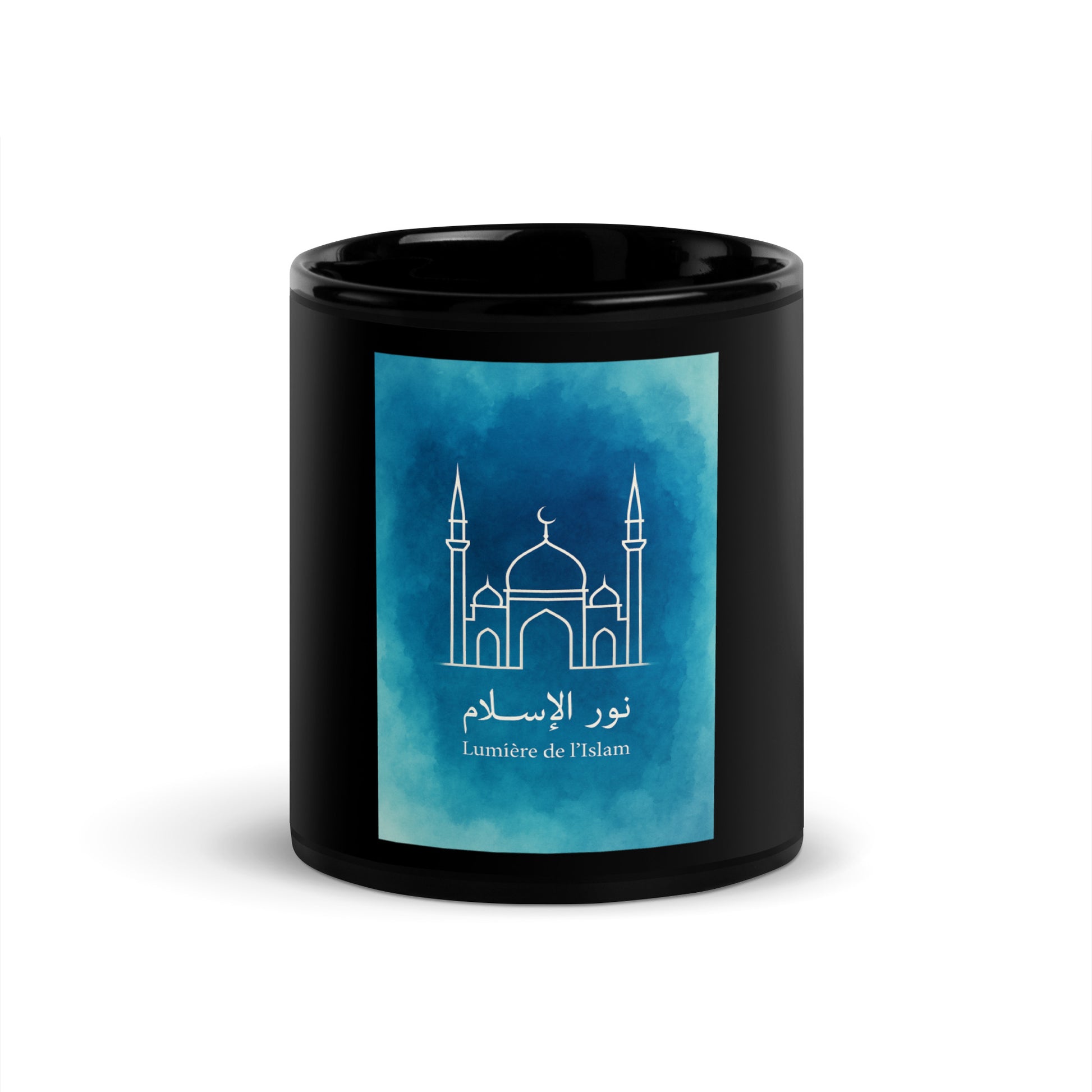 Illustration minimaliste d’une mosquée blanche aux lignes élégantes, posée sur un fond aquarelle bleu et turquoise. En dessous, inscription en arabe « نور الإسلام » et en français « Lumière de l’Islam ». Design moderne et esthétique, idéal pour un mug décoratif ou spirituel.