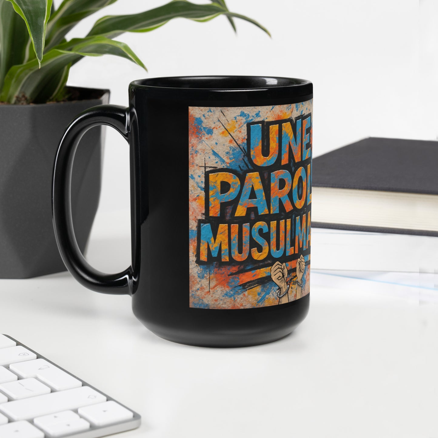 Mug noir UNE PAROLE MUSULMANE – Tasse en céramique avec design graffiti coloré, illustration artistique et message engagé. Accessoire musulman original, cadeau unique et décoratif.
