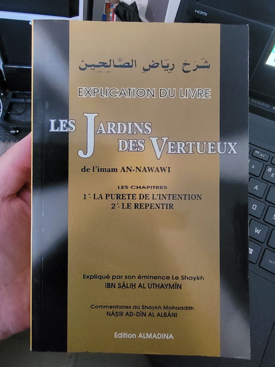 Livre islamique "Explication du Livre Les Jardins des Vertueux" – Chapitres sur la pureté de l’intention et le repentir, de l’imam An-Nawawi. Explications du Shaykh Ibn Salih al-Uthaymin et commentaires du Shaykh Nasir ad-Din al-Albani. Édition Almadina. Hadith authentiques, enseignements sur la sincérité et le retour à Allah.