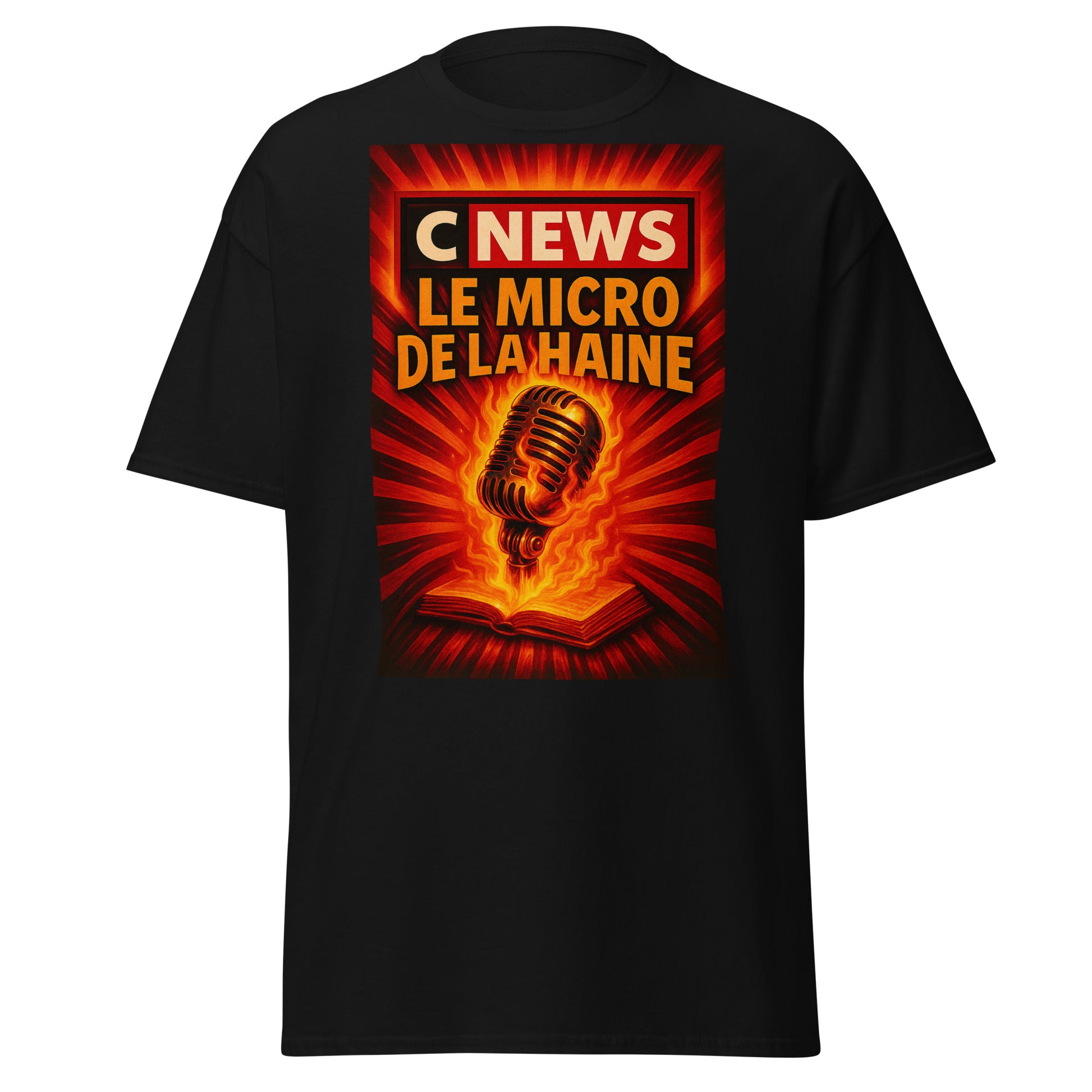 Homme barbu musclé portant un t-shirt noir avec l'inscription « CNEWS, le micro de la haine » et buvant du café dans un mug assorti. Produit engagé contre l'islamophobie, design provocateur pour boutique militante.